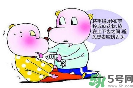 癲癇的高發(fā)人群？如何預(yù)防癲癇?。?></p><h4>對于智力發(fā)育不良，膚色偏淡、發(fā)黃，肌張力增高，或伴有震顫和手足活動(dòng)的病兒</h4><p>要懷疑苯丙酮尿癥，可做尿液測驗(yàn)，其他少見的類型多有尿的異色、臭味，有條件時(shí)應(yīng)做相應(yīng)的生化檢查，防止癲癇的發(fā)作，因?yàn)檫@類人群也是癲癇高發(fā)人群。</p><h4>患低血糖癥的成年人</h4><p>發(fā)作時(shí)間多在空腹或強(qiáng)烈運(yùn)動(dòng)后，一般先有心悸、頭昏、出汗、惡心、煩躁等癥狀，甚至行為失常，有此疾病史者要做空腹血糖測定，癲癇高發(fā)人群包括患低血糖癥的成年人。</p><p style=