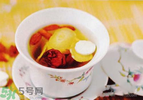 秋天嘴唇干燥怎么辦？秋天嘴唇干燥吃什么？