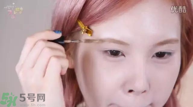 戴眼鏡怎么化妝？眼鏡妝怎么畫