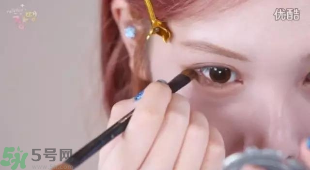 戴眼鏡怎么化妝？眼鏡妝怎么畫