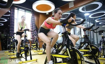 女生可以練腹肌嗎？女生怎么練腹?。?></p><h4>2、抬腿上卷腹法</h4><p>這個方法也需要一個瑜伽墊，它主要鍛煉的是上腹部的肌肉。先躺在瑜伽墊上，然后將雙腿抬起向上舉起，雙手也伸直向上，當(dāng)背部向前卷曲的時候，讓雙手和雙腳相觸，就完成了這個動作，這組動作反復(fù)進(jìn)行就可以了，雙手不一定要碰到腳背，對于肢體較僵硬的人來說，雙手和雙腳能碰到就很不容易了。</p><h4>3、轉(zhuǎn)體卷腹練法</h4><p>轉(zhuǎn)體卷腹，顧名思義，就是左右交替進(jìn)行卷腹的動作，這樣的鍛煉方式主要是使腹斜肌能得到鍛煉。首先平躺下來，然后將雙腿屈膝，雙手放在耳朵兩側(cè)；然后用上半身的力量開始進(jìn)行卷腹動作，并且左手手肘要碰到右膝，右手要碰到左膝，左右交替進(jìn)行，并重復(fù)做幾組。</p><p style=