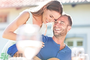 女生喜歡成熟的男生嗎？女生喜歡成熟穩(wěn)重的類型嗎？