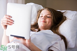 女生趴著睡對(duì)乳房好嗎？女生趴著睡對(duì)胸部有什么壞處？