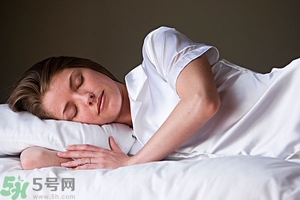 女生趴著睡對(duì)乳房好嗎？女生趴著睡對(duì)胸部有什么壞處？