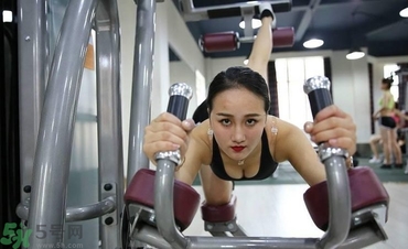 女生跑步機減肥速度多少合適？女生去健身房減肥做哪些器械？