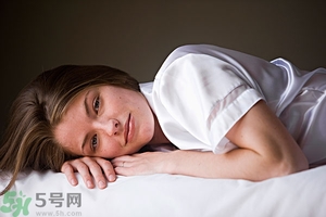 女生趴著睡對(duì)乳房好嗎？女生趴著睡對(duì)胸部有什么壞處？