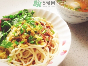 吃熱干面會(huì)長胖嗎?一碗熱干面的熱量高嗎