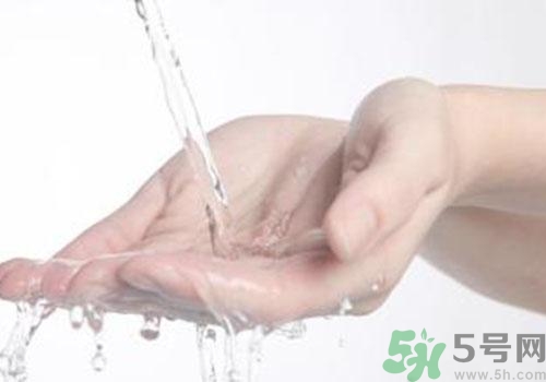高錳酸鉀染手上了怎么辦？高錳酸鉀染手上了怎么洗掉？
