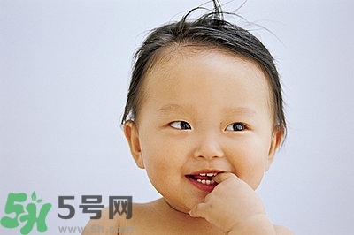 寶寶為什么喜歡咬指甲？寶寶咬指甲是怎么回事？