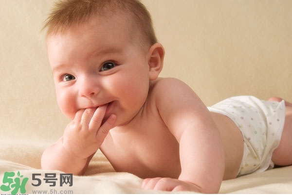 寶寶為什么喜歡咬指甲？寶寶咬指甲是怎么回事？