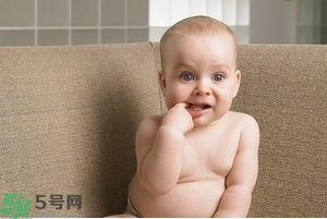 寶寶為什么喜歡咬指甲？寶寶咬指甲是怎么回事？