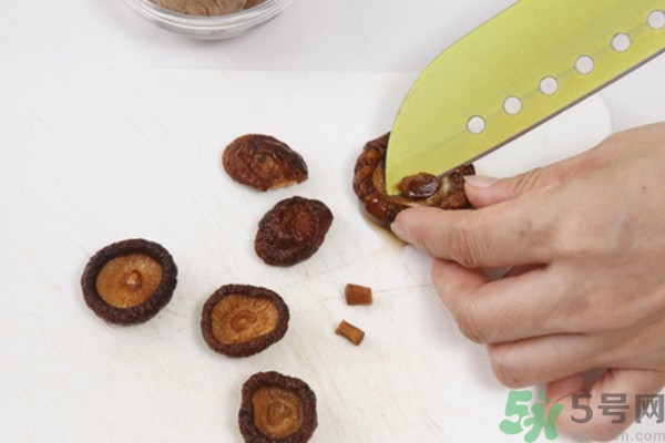 板栗燉鴨好還是燉雞好？栗子燒雞的家常做法