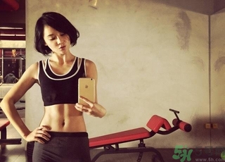 女生健身喝什么牛奶好？女生健身吃什么好？