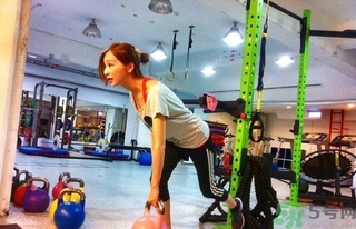 女生健身喝什么牛奶好？女生健身吃什么好？