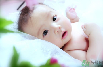 立秋寶寶如何養(yǎng)生？立秋后小心寶寶五種疾?。?></p><h4>三號(hào)疾?。簹夤苎?/h4><p>秋季氣管炎高發(fā)通常是由于上呼吸道感染了病毒所致。秋季天氣復(fù)雜多變，如果寶寶體溫變化過快，吸入煙塵、花粉、羊毛等刺激性物質(zhì)都可能引起寶寶支氣管感染。寶寶患?xì)夤苎字饕Y狀是大聲哭鬧，有痰鳴音，寶寶煩躁時(shí)，咳嗽會(huì)加劇，喘鳴音也會(huì)變得響亮。</p><h4>四號(hào)疾病：鼻炎</h4><p>秋風(fēng)起，寶寶噴嚏不止，那是因?yàn)榍锛据^大變化的氣溫導(dǎo)致空氣粉塵風(fēng)沙增多，寶寶免疫機(jī)制還不完善，抵抗力偏弱，容易造成寶寶鼻炎。寶寶鼻炎主要癥狀為連續(xù)打噴嚏，鼻癢，鼻塞，流清水樣鼻涕，可伴有頭痛。如果不及時(shí)控制還會(huì)誘發(fā)鼻竇炎，腺樣體炎中耳炎，咽炎，支氣管炎，支氣管哮喘，頑固性頭痛等并發(fā)癥。</p><h4>五號(hào)疾?。哼^敏性皮炎</h4><p>秋季空氣中含有的動(dòng)物皮屑、各種花粉、灰塵量大大增加，寶寶對(duì)過敏抵抗力還很弱，很容易發(fā)生過敏性皮炎。主要表現(xiàn)為兩頰皮膚干燥、發(fā)紅和脫皮再延伸到臉部、頸部、手腕、手、腹部和四肢，寶寶發(fā)病時(shí)要防止寶寶抓撓瘙癢處，以免撓破肌膚，造成感染。</p><p><span style=