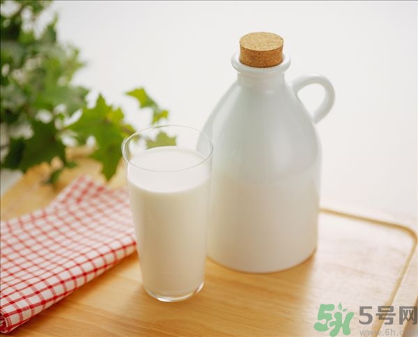 健身喝什么牛奶？健身喝全脂牛奶還是脫脂牛奶？