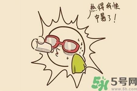 秋老虎如何謹(jǐn)防皮膚病？秋老虎如何預(yù)防皮膚?。?></p><h4>“涼席皮炎”</h4><p>患者睡于涼席，軀干、四肢等接觸涼席的部位出現(xiàn)分布不均的紅斑、丘疹，奇癢難忍，有的搔抓后還出現(xiàn)紅腫等感染癥狀，醫(yī)生們稱這種病為“涼席皮炎”。</p><p>“涼席皮炎”的發(fā)病原因大致有兩鐘，一是因涼席材料而導(dǎo)致的涼席過敏癥，一般來說，用繩、葦、草編成的涼席容易使人過敏，而使用竹、藤編制的涼席過敏者少；第二就是受螨蟲的叮咬而導(dǎo)致皮膚炎癥，出現(xiàn)這樣的病癥，從皮疹上常?？梢砸捯娽橆^大小的咬痕或淤點。</p><p>防治措施</p><p>首先須選擇好涼席。草席既容易生螨蟲，也常常是過敏源；凡是有過皮膚過敏史的人，要慎重選擇。第二，要保持涼席的清潔衛(wèi)生，要經(jīng)常對涼席進行高溫消毒(開水燙洗)，放到陽光下暴曬，這樣才能將肉眼不易看見的螨蟲及其蟲卵殺死。一旦發(fā)生“涼席皮炎”，不可隨意搔抓，可先根據(jù)皮膚特征，分清是過敏還是“螨害”。如是過敏，要脫離過敏源(如更換涼席或不用涼席)，如果是“螨害”，則在殺死螨蟲的同時，在醫(yī)生的指導(dǎo)下用一些局部外用藥進行治療。</p><p style=
