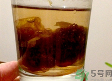胖大?？梢院途栈ㄒ黄鹋菟葐幔颗执蠛：途栈ㄒ黄鹋菟鹊墓π?></p><p>胖大海具有清熱潤肺，利咽解毒，潤腸通便，能治咽喉炎、咽喉腫痛、甲狀腺壯大等癥狀。而同樣地菊花茶是最佳的降火良藥，比如像因為干燥火旺而導(dǎo)致的痤瘡、喉嚨發(fā)炎、外感風(fēng)熱、頭痛、口腔潰瘍等癥，只要適量的飲用菊花茶就能有效的達到降火的作用。</p><p>那么胖大海和菊花一起泡水喝會產(chǎn)生怎樣的功效呢？首先，胖大海主要是用于咽喉腫痛癥狀。咽喉腫痛多因咽喉熱毒，或肺熱內(nèi)盛，在治療上當(dāng)以清利咽喉熱毒、 清瀉肺熱為主。除此之外，胖大海不但能清利咽喉，而且長于利咽開音。用于治療聲音嘶啞，致使失音，不論是急性或慢性用之都有效。在中醫(yī)學(xué)中，咽喉發(fā)聲次要由肺所調(diào)節(jié)。如肺氣充沛，肺陰滋養(yǎng)，肺的宣發(fā)功能一般，則聲音洪亮、音質(zhì)清脆潤澤、發(fā)音耐久。另外，胖大海還用于肺燥咳嗽。風(fēng)熱犯肺或邪熱壅肺而引起的咳嗽、咯痰，痰色黃、質(zhì)黏；燥邪傷肺、肺失潤降或肺陰不足能致干咳少痰、無痰。胖大海既能清肺熱又能潤肺燥，故可用于治療肺熱或肺燥咳嗽。用于大便干結(jié)。胖大海為寒涼之品，又歸于大腸經(jīng)，具備清腸通便的作用，故可用于大腸熱積引起的便秘、排便不暢。但胖大海的通便能力并不強，只適用于輕癥，而且須其他藥的配合才有效。最后，胖大海對于急性扁桃體炎也有一定的療效。?</p><h3>胖大海和菊花一起泡水喝的副作用</h3><p style=