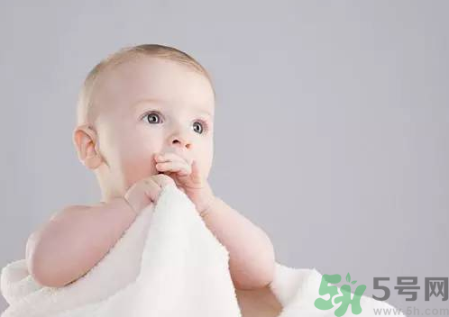 秋季嬰兒要每天洗澡嗎？秋季給嬰兒洗澡的正確步驟