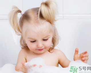 秋季嬰兒要每天洗澡嗎？秋季給嬰兒洗澡的正確步驟