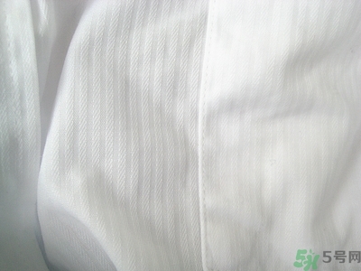 衣服長黑點(diǎn)怎么洗掉？衣服上長霉點(diǎn)怎么去除？