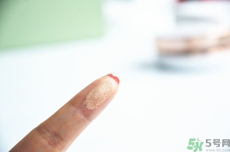 age20s粉底霜粉色和白色有什么區(qū)別？