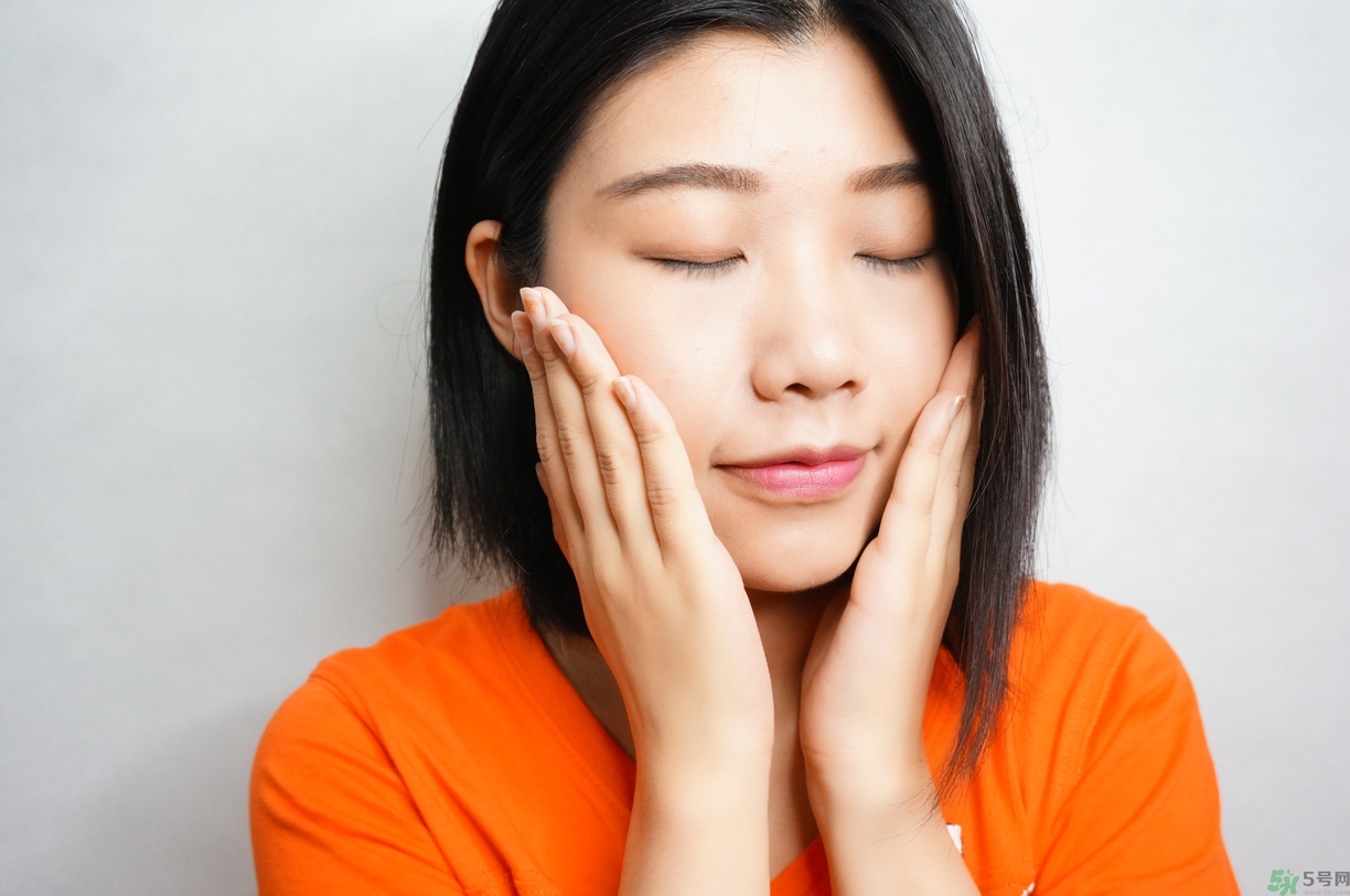 雅詩(shī)蘭黛晶透沁白淡斑精粹水怎么樣？雅詩(shī)蘭黛淡斑水好用嗎？