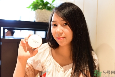 age20s粉底霜粉色和白色有什么區(qū)別？