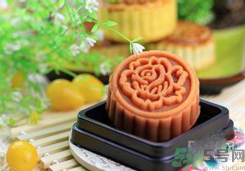 月餅裂開(kāi)了是怎么回事？月餅開(kāi)裂了可以吃嗎？