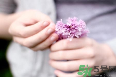 ?手指關(guān)節(jié)疼痛的危害？如何緩解手指關(guān)節(jié)疼痛？