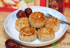月餅吃多了會(huì)怎么樣？哪些人不宜吃月餅？