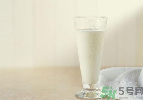 晚上喝純牛奶會(huì)長(zhǎng)胖嗎？純牛奶什么喝比較好？