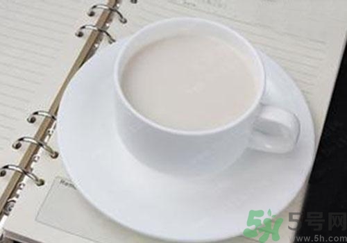 純牛奶和酸奶哪個(gè)營(yíng)養(yǎng)更高？喝純牛奶好還是酸奶好？