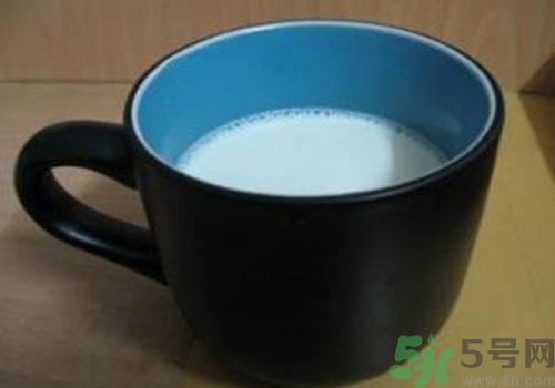喝純牛奶會上火嗎？喝純牛奶有什么壞處？