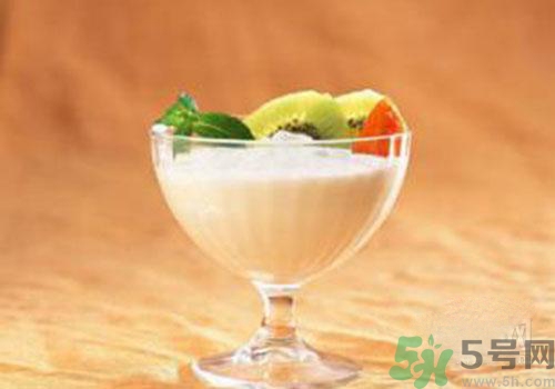 純牛奶和酸奶可以一起吃喝嗎？純牛奶和酸奶一起喝有什么好處？