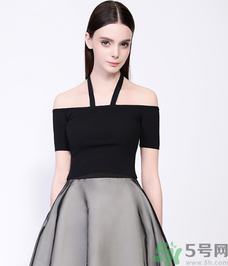 一字肩的衣服內(nèi)衣怎么穿？一字肩的衣服里面穿什么內(nèi)衣？