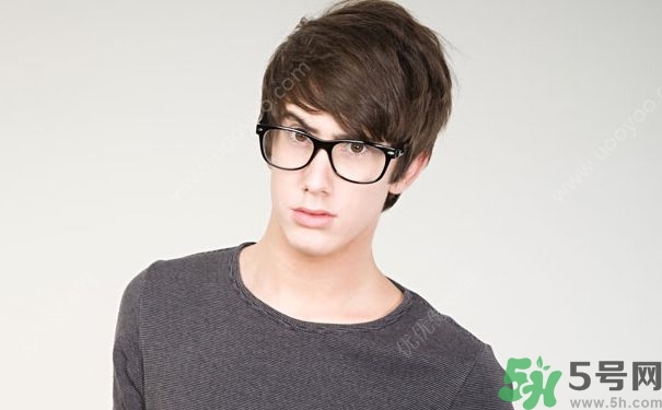 15歲男孩的標(biāo)準(zhǔn)身高應(yīng)該多高？15歲男孩的標(biāo)準(zhǔn)身高體重