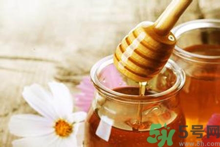 蜂蜜不能和什么一起吃？哪些人不能吃蜂蜜？