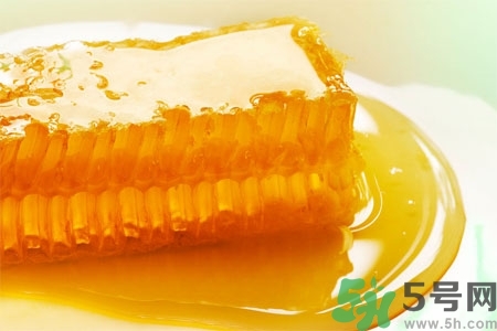 蜂蜜不能和什么一起吃？哪些人不能吃蜂蜜？