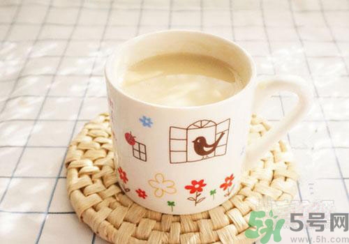 痛風(fēng)可以喝牛奶嗎？痛風(fēng)喝多少牛奶比較好？