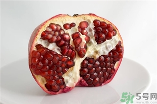 吃石榴手指發(fā)黃怎么辦？吃石榴手指變黑怎么辦？