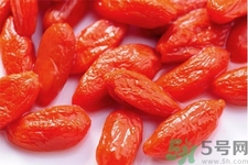 枸杞子泡水喝的功效有哪些？枸杞子泡水喝的害處有什么？