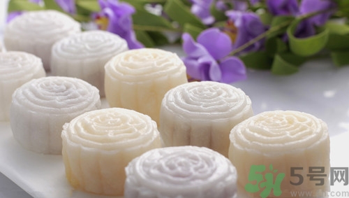 冰皮月餅和普通月餅?zāi)膫€好吃?
