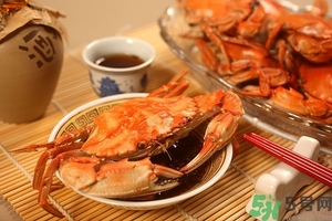吃螃蟹可以喝紅酒嗎？吃螃蟹可以喝酒嗎？