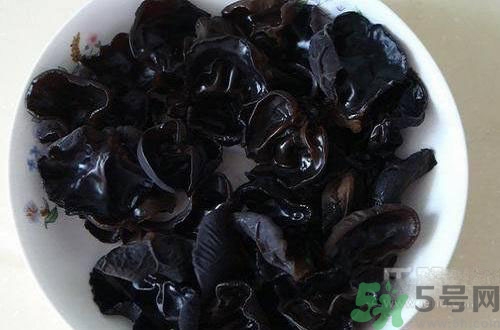 下巴長痘是上火嗎？下巴長痘吃什么好？
