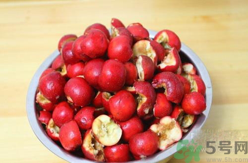 下巴長痘是上火嗎？下巴長痘吃什么好？