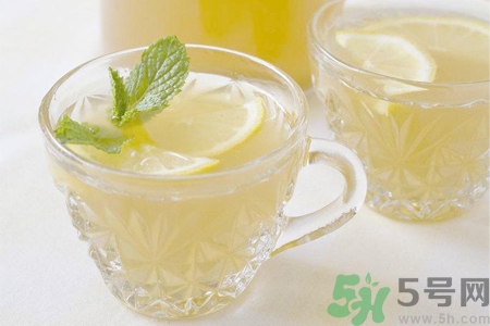 檸檬水能隔夜喝嗎？隔夜的檸檬水還能喝嗎？