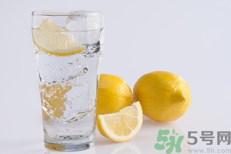檸檬水能隔夜喝嗎？隔夜的檸檬水還能喝嗎？