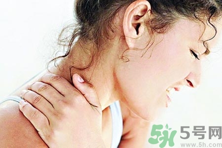 落枕脖子疼怎么辦？落枕和頸椎病區(qū)別