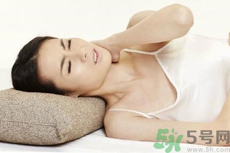 落枕脖子疼怎么辦？落枕和頸椎病區(qū)別
